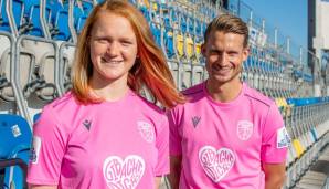 Der FC Carl Zeiss Jena setzt sich in pinken Trikots für Brustkrebsvorsorge ein.