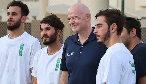 FIFA-Chef Gianni Infantino (2.v.r.) posiert im September mit geflüchteten Afghanen in Doha/Katar.