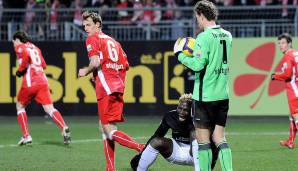 Dezember 2009: Gegen Mainz 05 steigt Lehmann Aristide Bance auf den Fuß. Für den Referee eine Tätlichkeit: Lehmann sieht Rot. Später ruft ihm ein Fan auf dem Weg zum Bus zu: "Geht's noch, Herr Lehmann?" Der ...
