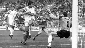 Oktober 1993: Schalke-Keeper Lehmann kassiert gegen Bayer Leverkusen drei Gegentore in Halbzeit eins und wird von Trainer Jörg Berger ausgewechselt. Der 23-Jährige duscht und fährt noch während des Spiels mit der S-Bahn nach Hause.