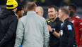 Schiedsrichter Zwayer sieht sich nach dem Spiel mit dem Protest der Dortmunder konfrontiert.