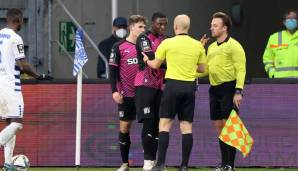 Erstmals kommt es im deutschen Profifußball nach einem Rassismus-Vorfall zu einem Spielabbruch. Aaron Opoku vom Drittligisten VfL Osnabrück wurde beim Auswärtsspiel beim MSV Duisburg offenbar rassistisch verunglimpft.