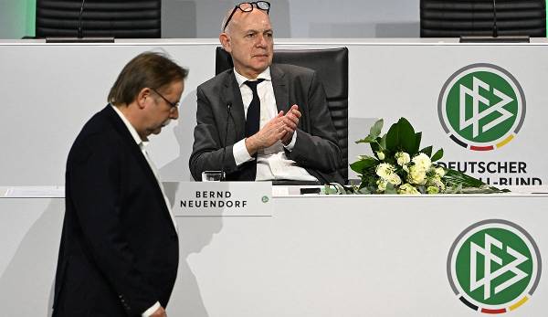 Bild mit Symbolcharakter: Der neue DFB-Präsident Bernd Neuendorf und im Vordergrund der geschlagene Rainer Koch.
