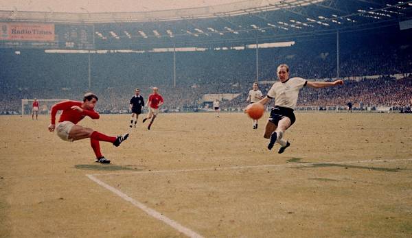Geoff Hurst erzielte mit diesem Schuss das 3:2 im WM-Finale 1966 - es war das legendäre Wembley-Tor.