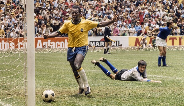Das bislang teuerste Fußball-Trikot der Welt: Jenes von Pele im WM-Finale 1970.