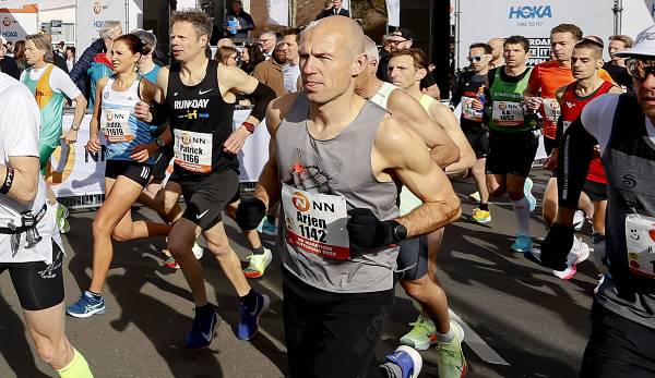 Arjen Robben läuft beim Marathon mit.