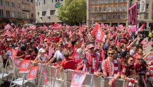 Die Fans des FC Bayern München bei der Meisterfeier auf dem Marienplatz.