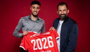 Neuzugang Noussair Mazraoui und Bayerns Sportdirektor Hasan Salihamidzic.