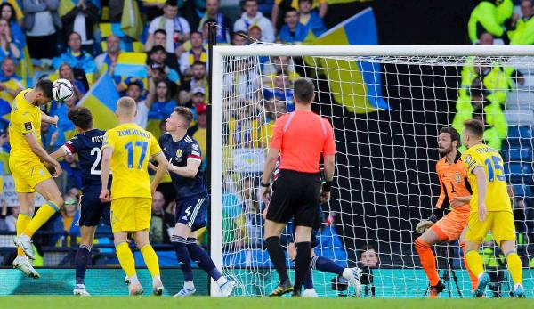 Ukraines Nationalspieler Roman Yaremchuk erzielt das zwischenzeitliche 2:0 beim Sieg gegen Schottland.
