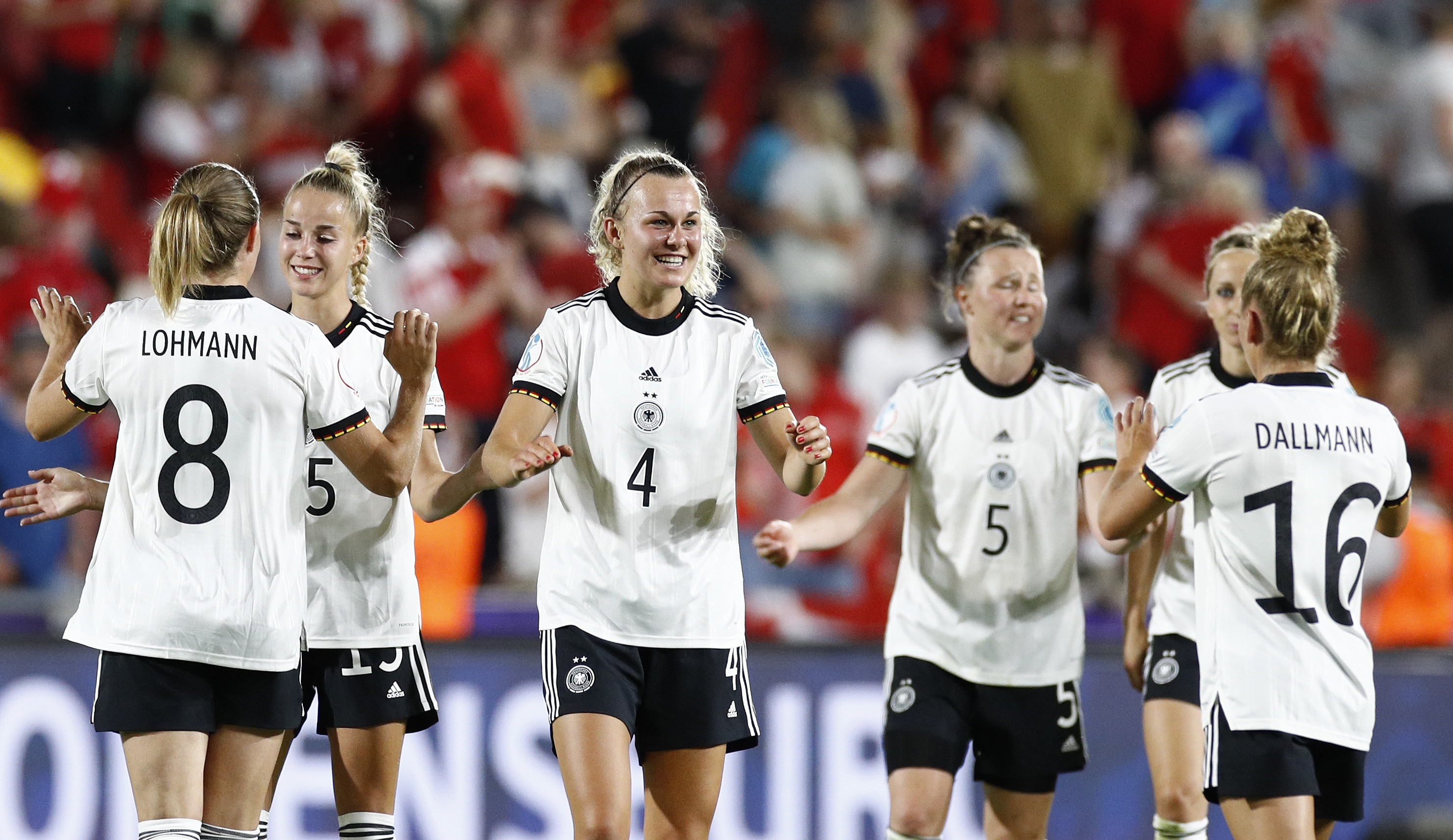 Футбол германия время. Женская сборная Финляндии по футболу. Женщины Германии. Женская сборная Дании по футболу 2022. Huth женский футбол Германия.
