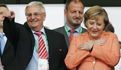 "Und das da ist der Ball: DFB-Chef Dr. Theo Zwanziger und Kanzlerin Angela Merkel