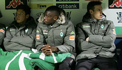 Bankarbeiter: Sanogo (M., neben Özil und Borowski) ist derzeit nur Ersatz bei Werder