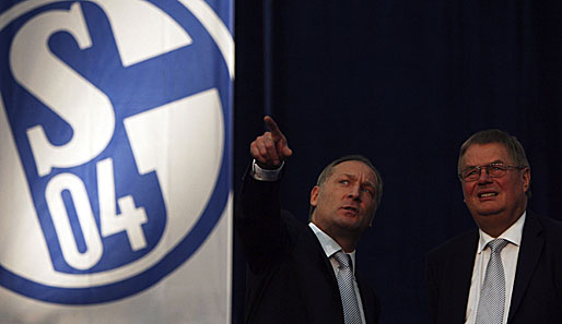 Schalke-Präsident Josef Schnusenberg (rechts) wirbt für die Marke Bundesliga