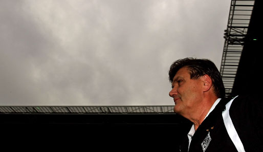 Für Gladbachs Trainer Hans Meyer ziehen vorm Abstiegsduell gegen Bielefeld dunkle Wolken auf