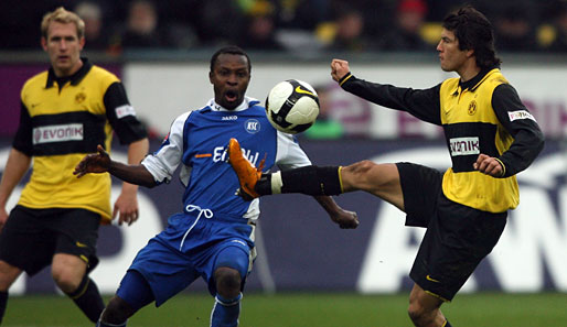 Godfried Aduobe (M.) braucht mit dem KSC einen Sieg gegen Dortmund