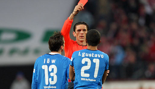 Da waren's nur noch Zehn: Schiedsrichter Aytekin zeigt Luiz Gustavo die Gelb-Rote Karte