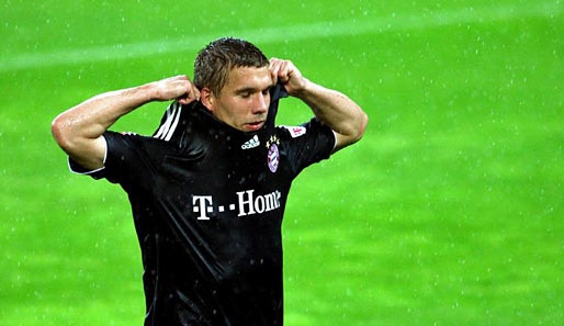 Lukas Podolski im Regen: Er wird wohl bis zum Sommer in München bleiben müssen