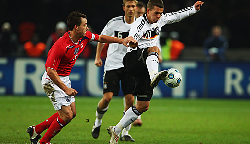 Lukas Podolski (re.) verletzte sich im Spiel gegen England und fehlt dem FC Bayern nun gegen Cottbus