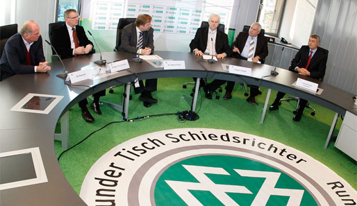 Hoeness, Hieronymus, Koch, Striegel und Froehlich (von links nach rechts) trafen sich mit weiteren Verantwortlichen der Bundesliga am Runden Tisch