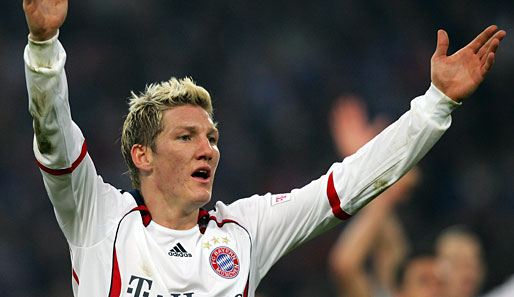 Bastian Schweinsteiger kann seinem Verein Bayern München im Spitzenspiel auf Schalke nicht helfen