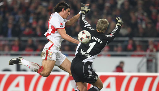 Beim 2:0-Siegtreffer durch Stuttgarts Mario Gomez war Schalke-Keeler Manuel Neuer machtlos