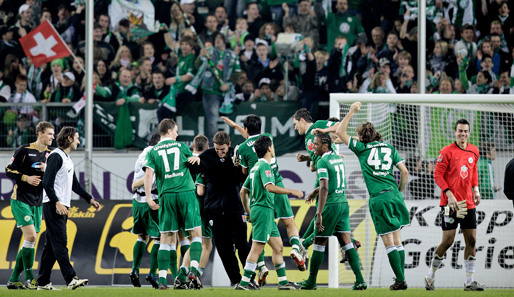 Die Wolfsburger Spieler feiern den 3:0-Sieg gegen Energie Cottbus zusammen mit ihren Fans