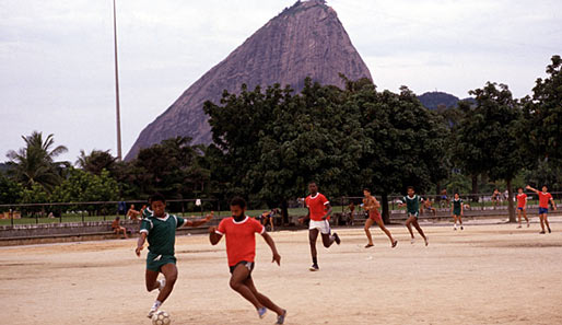 Brasilianische Straßenfußballer am Fuße des Zuckerhuts in Rio de Janeiro