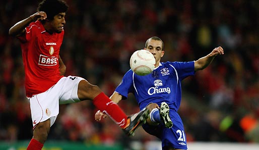 Dante Bonfim (l.) im UEFA-Cup gegen Everton