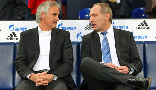 Schalke-Manager Andreas Müller (rechts) stärkt Trainer Fred Rutten demonstrativ den Rücken