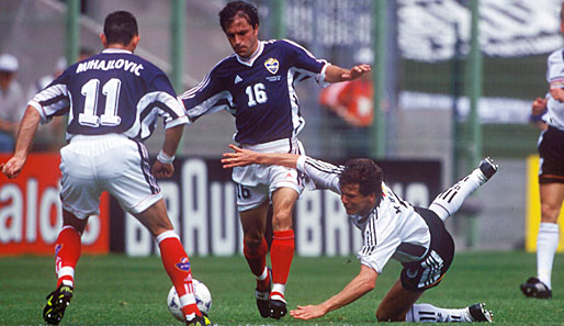 WM 1998, Deutschland gegen Jugoslawien: Petrovic behauptet den Ball gegen Andi Möller