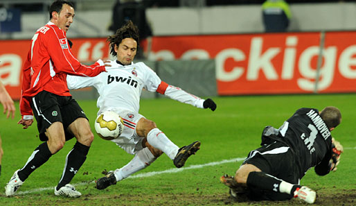 Milans Filippo Inzaghi (Mitte) erzielte bei der 2:3-Testspiel-Niederlage der 96er zwei Treffer
