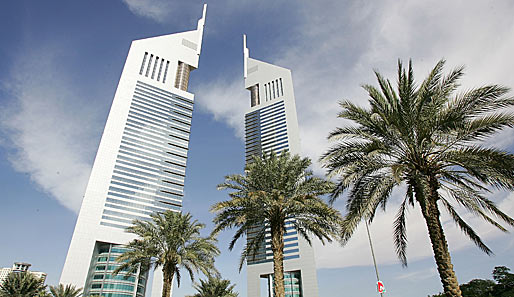 Die Emirates Towers sind zwei zusammengehörende Wolkenkratzer in Dubai