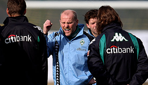 Werder Bremens Trainer Thomas Schaaf (M.) hatte in der Vorbereitung viel zu meckern