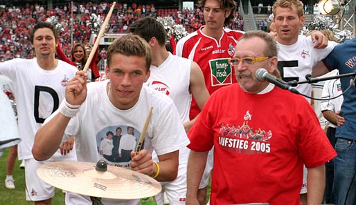 Lukas Podolski feiert zusammen mit Janus Fröhlich (r.) den Kölner Aufstieg 2005