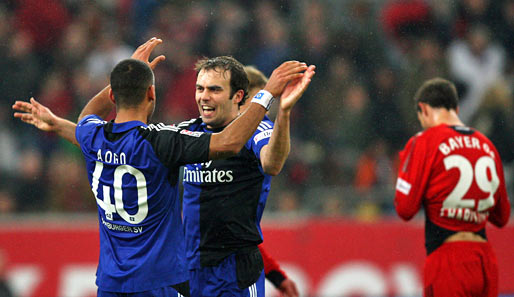 Dennis Aogo und Joris Mathijsen freuen sich über den vierten Auswärtssieg des Hamburger SV