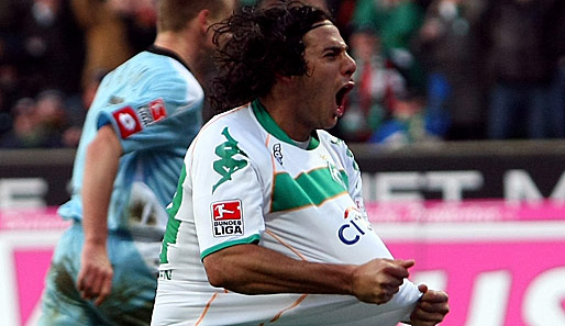 Claudio Pizarro jubelt über sein 1:0 für Werder. Am Ende reichte es aber nur zu einem Punkt