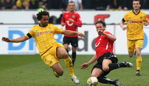 Dortmunds Owomoyela und Hannovers Schulz kämpfen um den Ball