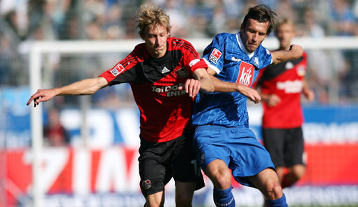 Stefan Kießling (l.) will mit Bayer Leverkusen gegen Bochum gewinnen (hier Dabrowski)