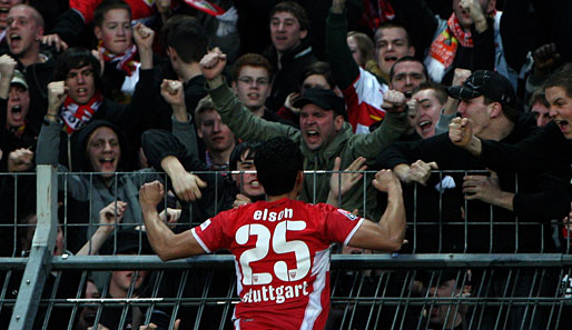 Derby-Emotionen pur: Torschütze Elson lässt sich von den VfB-Fans feiern