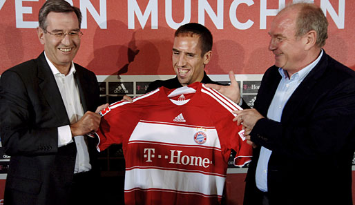 Stolz präsentierte der FCB mit Karl Hopfner (l.) und Uli Hoeneß (r.) im Juni 2007 Franck Ribery.