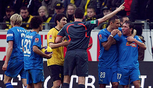 Hoffenheims Tobias Weis (rechts) wurde gegen Dortmund des Feldes verwiesen