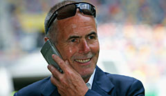 Rolf Dohmen gibt gern mit seinem riesigen Handy an und kämpft leidenschaftlich gegen den Abstieg