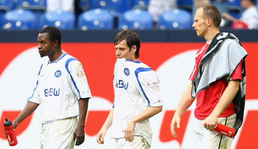 Adoube, Celozzi und Miller schleichen nach der 0:2-Pleite gegen Schalke enttäuscht vom Platz