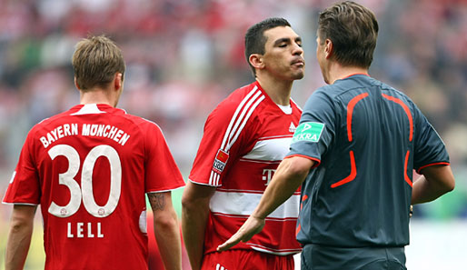 Lieber schweigen: Bayern-Spieler Lucio (M.) mimt den Braven vor Schiedsrichter Kinhöfer