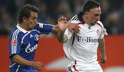 Schalkes Rafinha (im Zweikampf mit Ribery) steht angeblich vor einem Wechsel zu Bayern