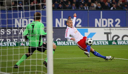 Im Hinspiel siegte der HSV mit Mladen Petric 2:0 gegen den VfB Stuttgart