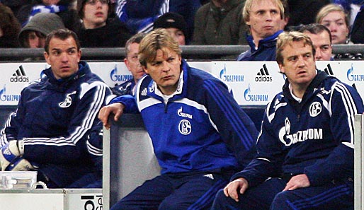 Youri Mulder und Mike Büskens sitzen im Spiel gegen Bielefeld auf der Trainerbank