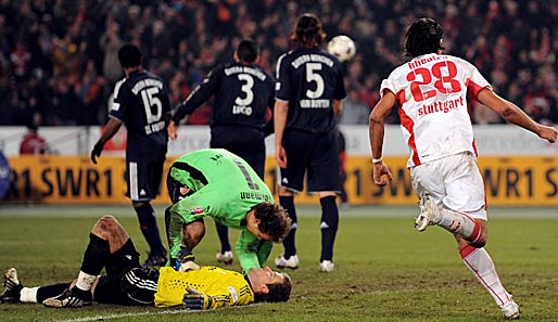 Sami Khedira (r.) traf im Hinspiel in letzter Sekunde zum Stuttgarter 2:2 gegen die Bayern