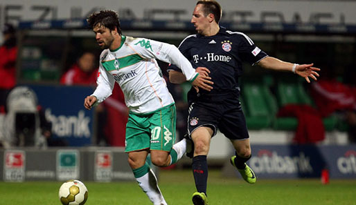 Werders Superstar Diego im Zweikampf mit Bayerns Franck Ribery