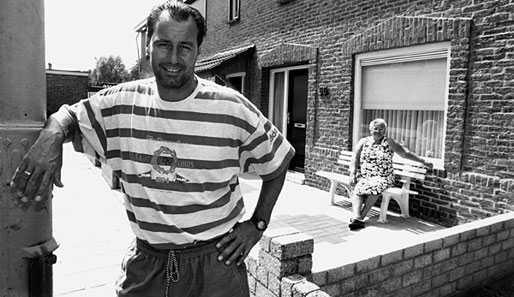 Huub Stevens 1988 vor seinem Elternhaus in Sittard. Am Fenster sitzt seine Mutter